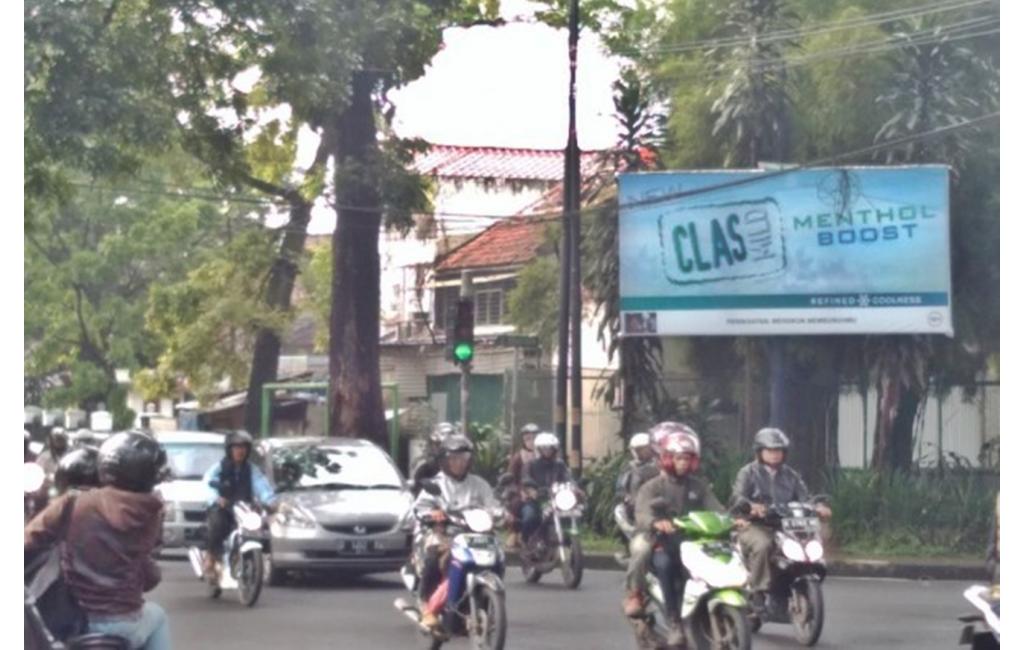Papan Reklame Rokok Masih Terpampang di Kota Bandung
