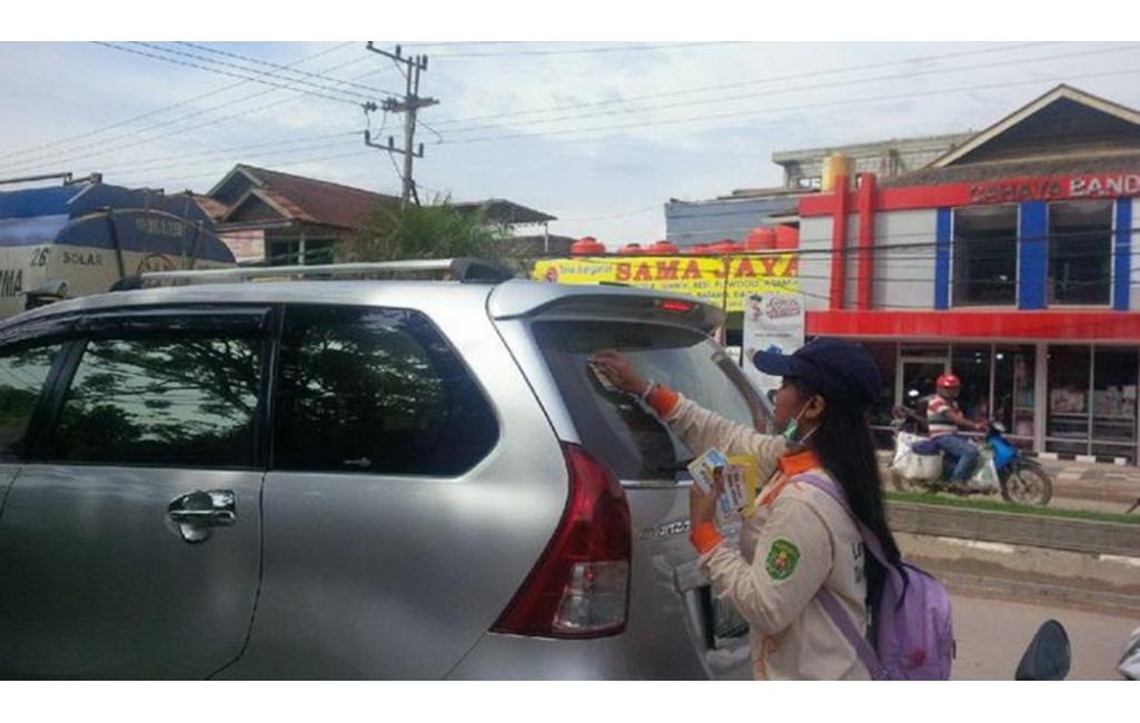 Dinkes Pasang Stiker Kawasan Tanpa Rokok di Angkot