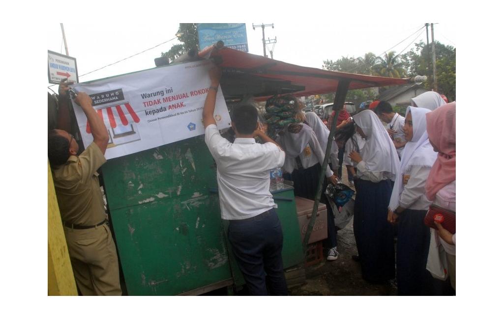 Sponsor Rokok Danai Warung Dekat Sekolah
