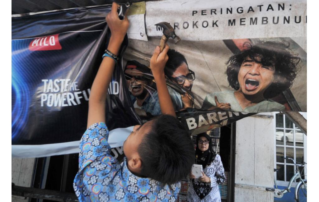 Copot Spanduk, Pelajar Padang Menolak Industri Rokok